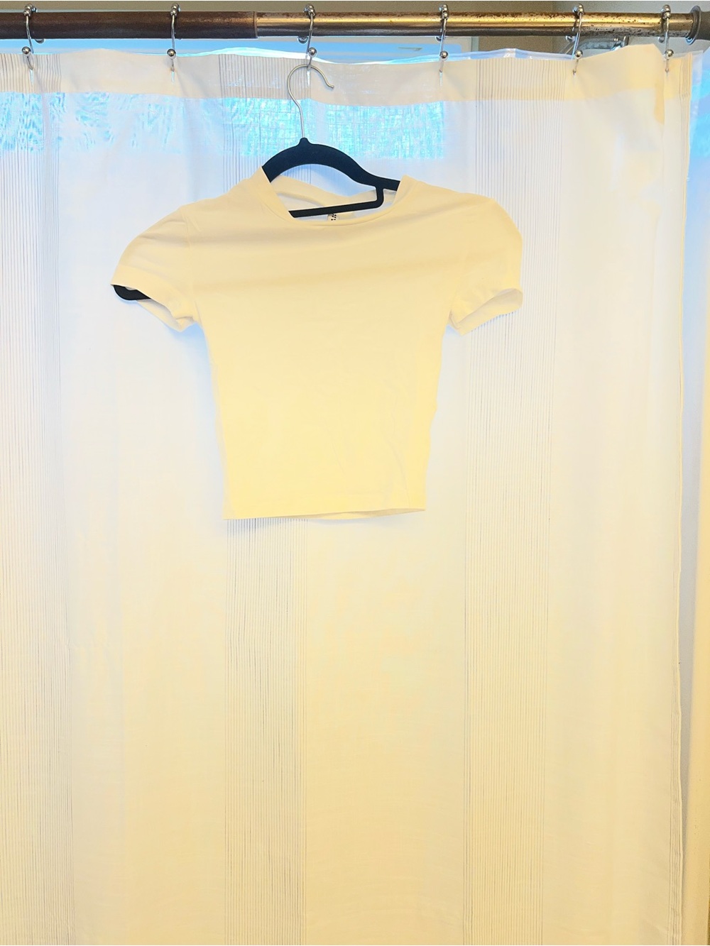 SUPER flattering white crop fitted top